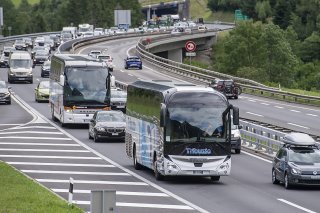 Une longue file de voitures s'est formée devant le tunnel du Gothard en direction du sud, à l'entrée de l'autoroute à Wassen, dans le canton d'Uri (Photo d'archives).